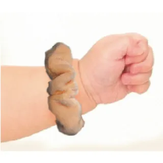 Biba Toys zvečka maca sa trakom za ruku 