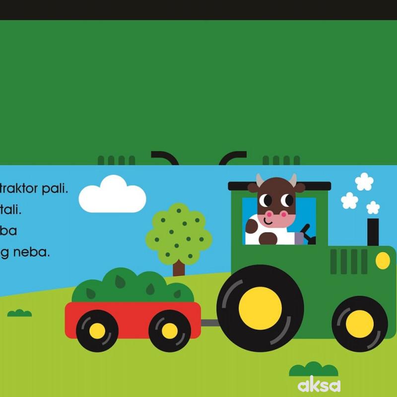 Malik mini me vozila-traktor na farmi 